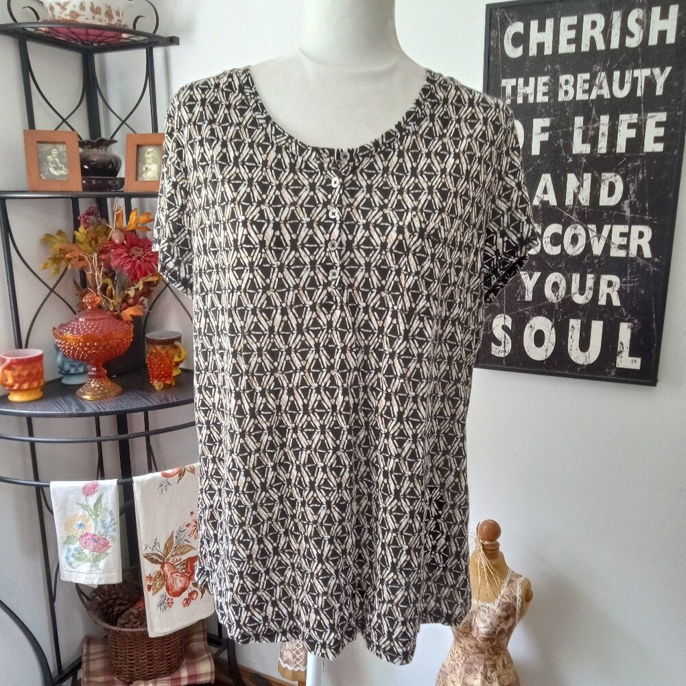 Black‎ and White Geometric Print Women's Top